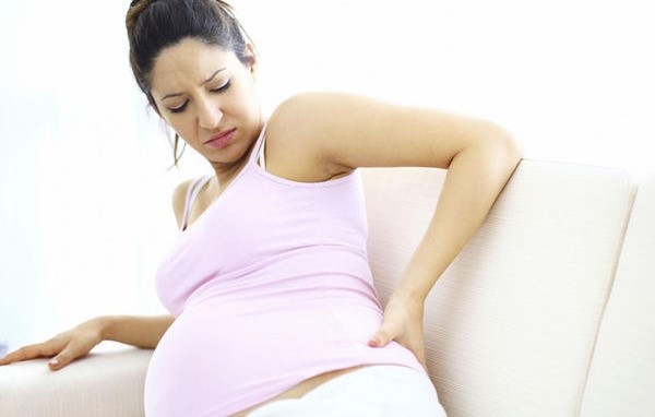 Đau lưng là dấu hiệu sắp sinh con so trong 24h