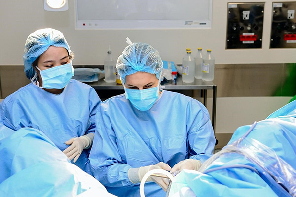 Thực hiện điều trị ung thư cổ tử cung giai đoạn cuối bằng phương pháp phẫu thuật