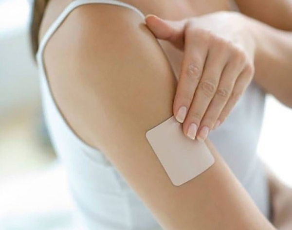 Dùng miếng dán tránh thai ở vị trí cánh tay hoặc lưng, bụng,...