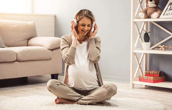 Mẹ bầu nghe nhạc